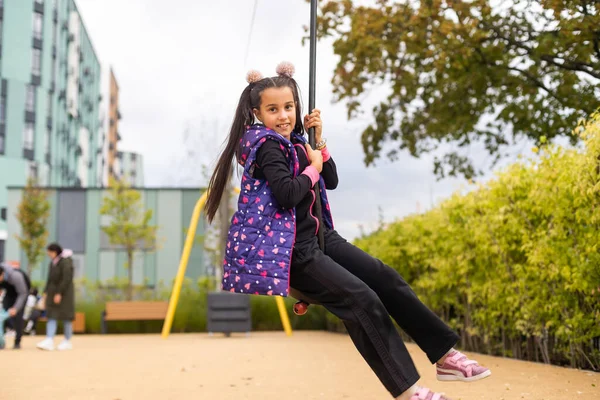 Sorrindo Menina Balançando Uma Corda Playground — Fotografia de Stock
