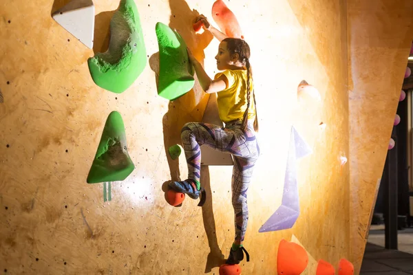 Bouldern Kleines Mädchen Klettert Die Wand Hoch — Stockfoto