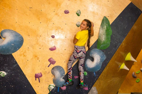 Schattig Klein Meisje Klimmen Kunstmatige Stenen Muur Sportschool — Stockfoto