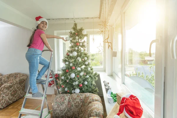 Menina Uma Escada Decorando Árvore Natal — Fotografia de Stock