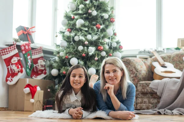 Mãe Com Sua Filha Criança Celebrando Perto Árvore Natal — Fotografia de Stock