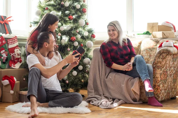 Giovane Famiglia Felice Mentre Celebra Natale Casa — Foto Stock