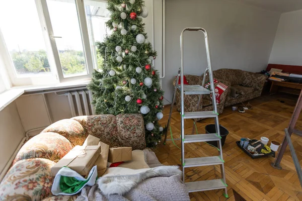 Magas Szög Kilátás Karácsonyfa Rendetlen Doboz Emeleti Lakás — Stock Fotó