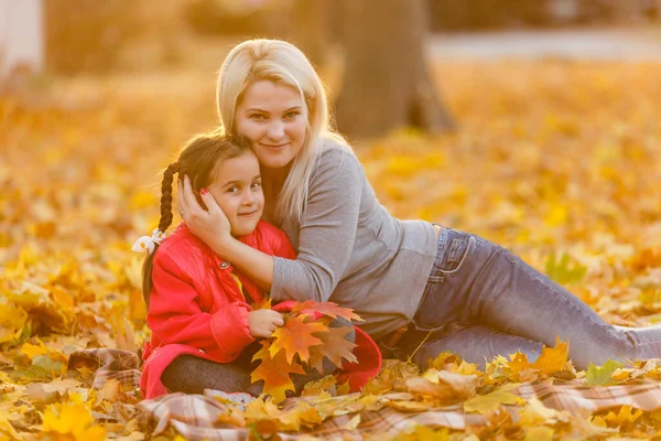 Felice Famiglia Madre Figlia Bambino Giocare Ridere Sulla Passeggiata Autunnale — Foto Stock