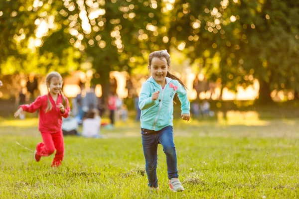 Adorables Petites Filles Amusent Jouer Extérieur Jour Été — Photo