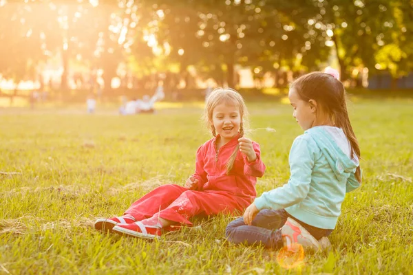 Schöne Kleine Mädchen Genießen Draußen — Stockfoto