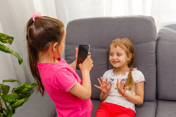 Emberek Gyermekek Technológia Meg Barátság Koncepció Kanapé Figyelembe Selfie Smartphone — Stock Fotó