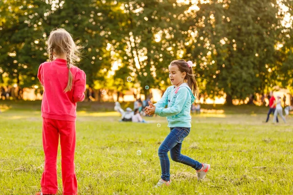 Чарівні Маленькі Дівчата Розважаються Граючи Відкритому Повітрі Літній День — стокове фото