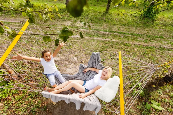 Egy Fiatal Anya Lánya Együtt Pihentető Mosolyogva Egy Függőágyban Átölelve — Stock Fotó