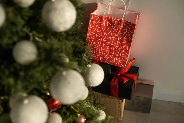 Schöne Weihnachtsgeschenke Unter Dem Tannenbaum Auf Dem Fußboden Zimmer — Stockfoto