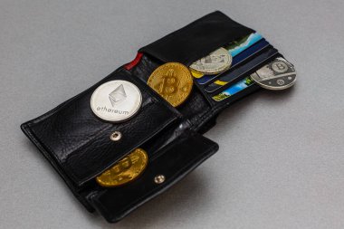 Kripto para birimi para geniş ahşap ahşap arka plan bitcoin ethereum litecoin Iota dalgalanma deri cüzdan