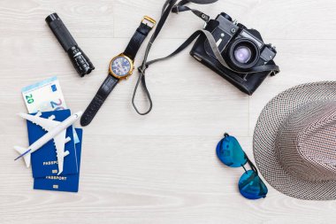 Seyahat Planlama. Uçak, saat, pasaport. Seyahat ve Düz Konsepte Hazırlık.