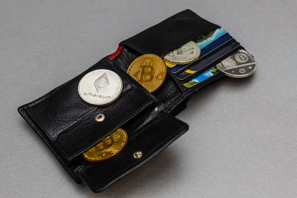 Pièce Monnaie Crypto Dans Portefeuille Cuir Sur Large Fond Bois — Photo