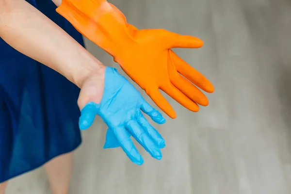 Handen Verschillende Handschoenen — Stockfoto