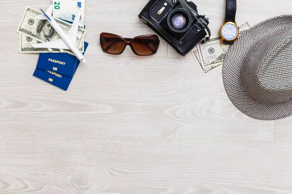 旅行和度假的概念 旅行附件和物品 在护照上放上机票的飞机玩具 带有复制空间的顶视图平面布局 — 图库照片