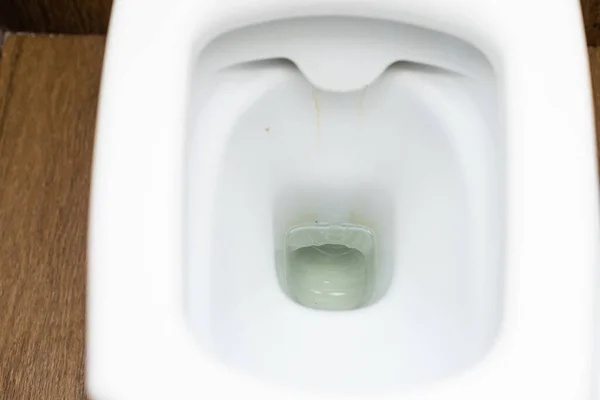 Детали Белого Туалета Крышкой Открытой Общественном Туалете — стоковое фото