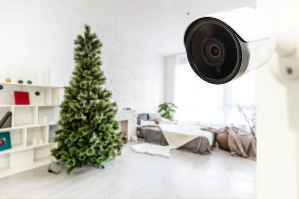 居心地の良いアパートの白い壁に現代的なWi Fi監視カメラのオブジェクトショットを閉じる — ストック写真