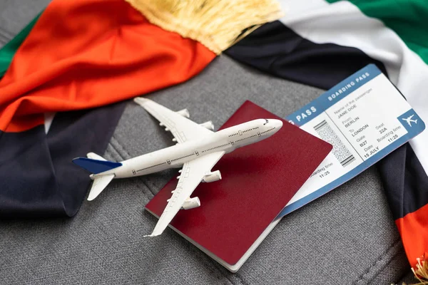 Nationale Vae Vlaggen Speelgoedvliegtuig Paspoorten Grijze Achtergrond — Stockfoto
