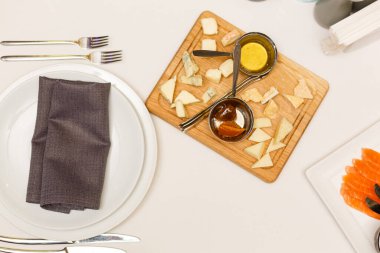 Peynir tabağı ve soslu sos. Tabakta çeşit çeşit peynir var. Peynir degulasyonu. Üst görünüm