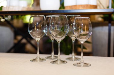 Bardaki şarap bardakları. Beş boş şarap kadehi grubu. Parti ya da kutlama hazırlığı