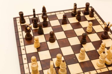 Satranç ahşap parçaları üzerinde beyaz izole ile satranç masası.