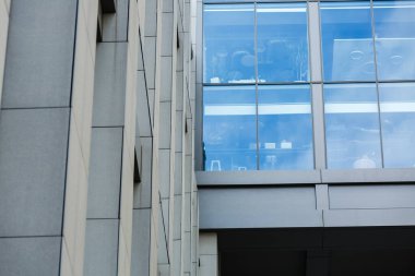 Şeffaf ofis. Geniş pencereli ve cam yüzlü modern ticari bina. İş için gayrimenkul