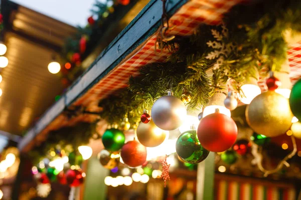 Πολύχρωμα Γκρο Πλαν Λεπτομέρειες Της Χριστουγεννιάτικης Δίκαιης Αγοράς Μπάλες Διακοσμήσεις — Φωτογραφία Αρχείου