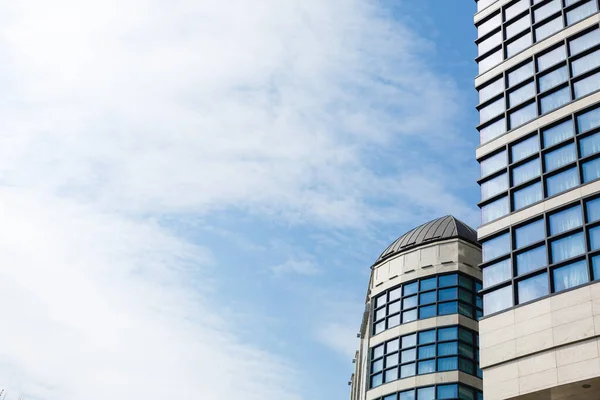 Rascacielos Gran Ciudad Cielo Azul Fondo Edificios Comerciales Modernos Con — Foto de Stock