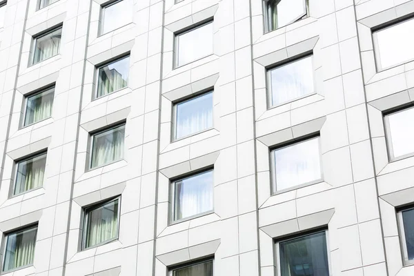Exterior Edificio Comercial Moderno Pared Blanca Con Ventanas Que Reflejan — Foto de Stock