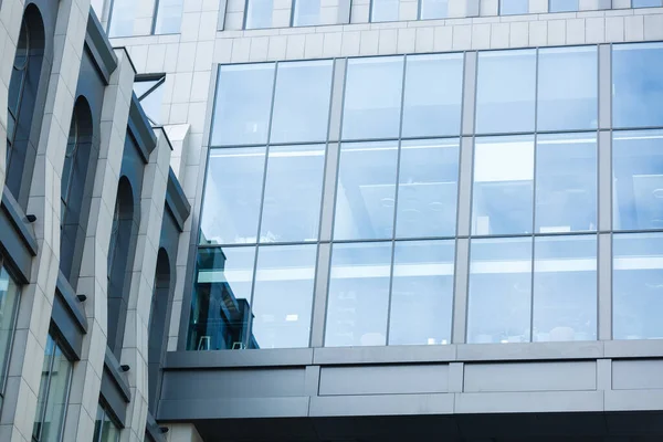 Edifício Escritórios Moderno Parede Vidro Céu Azul Nublado Refletindo Janelas — Fotografia de Stock