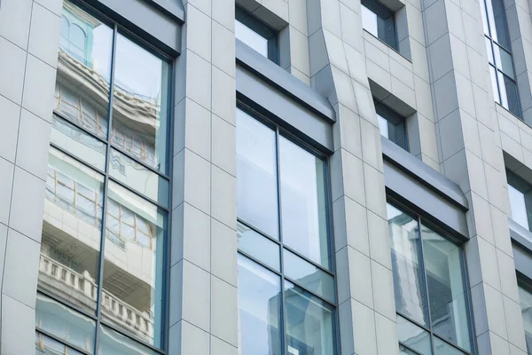 Arquitectura Moderna Exterior Del Edificio Pared Gris Grandes Ventanas Que — Foto de Stock