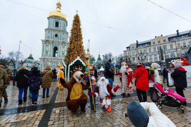 Noel pazarının yapıldığı Sofievskaya Meydanı 'nda Noel ağacı dikildi. 22 Aralık 2019, Kiev, Ukrayna