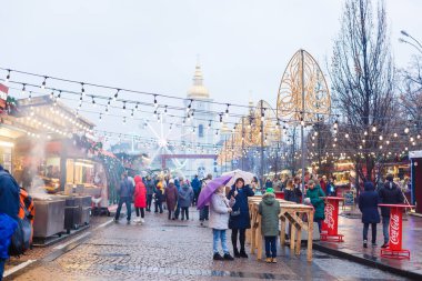 Noel pazarının yapıldığı Sofievskaya Meydanı 'nda Noel ağacı dikildi. 22 Aralık 2019, Kiev, Ukrayna