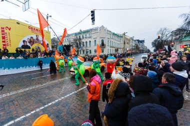 KIEV - 22 DEC 2019: Borjomi Yeni Yıl Geçidi, 22 Aralık 2019 tarihinde Ukrayna 'nın Kiev kentinde insanları selamlıyor.