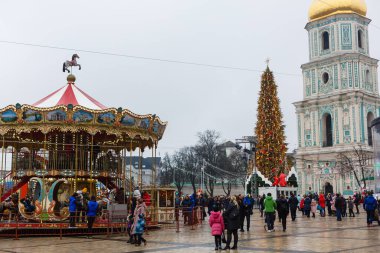 Noel pazarının yapıldığı Sofievskaya Meydanı 'nda Noel ağacı dikildi. 22 Aralık 2019, Kiev, Ukrayna