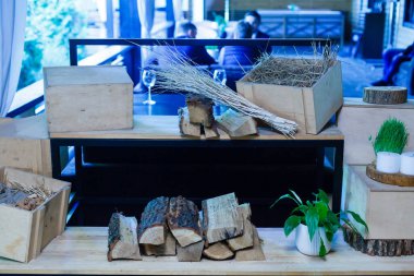 İç tasarım fikirleri. Yakacak odun depolamaya hazır. Kütük yığını, ağaç dalları ve samanlı tahta kutular. Arkaplan dokusu için bileşim