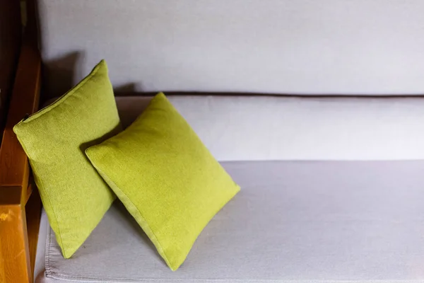 Частина Сірого Дивана Зеленими Подушками Кидання Дизайн Інтер Єру Вітальні — стокове фото