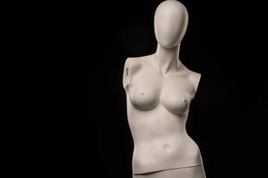 Siyah arkaplanı olan beyaz bir kadın manikin portresi. Sanat, anatomi ve fotoğraf konsepti