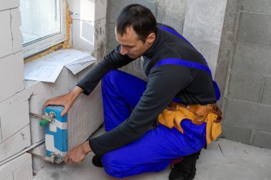 İnşaat, inşaat ve insan konsepti. İnşaatçı.