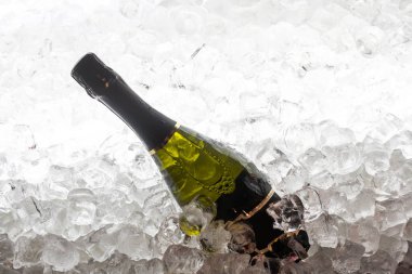 Buzlu köpüklü şarap şişeleri.