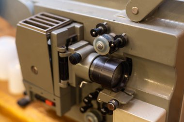 Eski stil film fotoğraf makinesi ve film ahşap tablo.