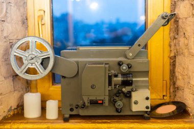 Eski stil film fotoğraf makinesi ve film ahşap tablo.