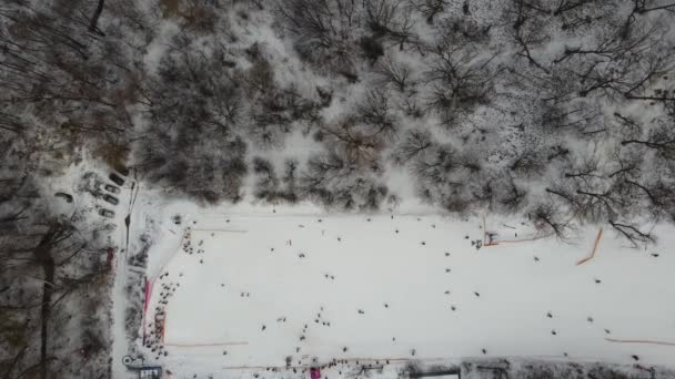 Skidåkare Och Snowboardåkare Åker Skidor Snöbackar Med Skidlift Helgen Drönaren — Stockvideo