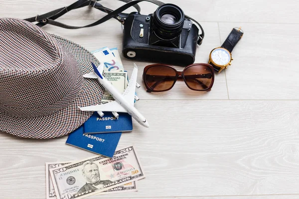 旅行和度假的概念 旅行附件和物品 在护照上放上机票的飞机玩具 带有复制空间的顶视图平面布局 — 图库照片