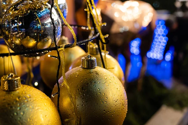 Weihnachtsdekor Goldene Glaskugeln — Stockfoto