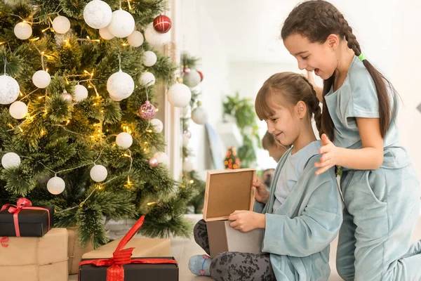 Two Little Girls Friends Present Christmas Tree — Fotografia de Stock
