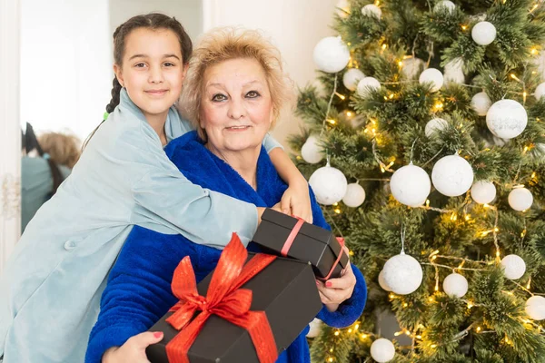 Noel Arifesini Evde Kutlayan Küçük Tatlı Bir Kız Torun Kış — Stok fotoğraf