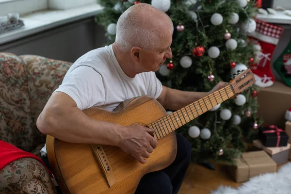 Conceito Família Pessoas Felizes Velho Homem Sênior Apreciando Guitarra Sofá — Fotografia de Stock