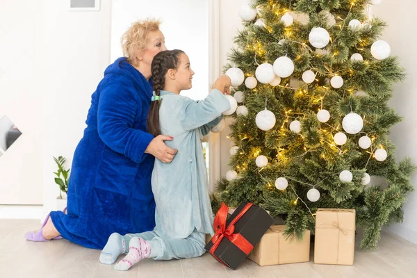 Büyükanne Torunu Bir Noel Ağacı Süsleme — Stok fotoğraf