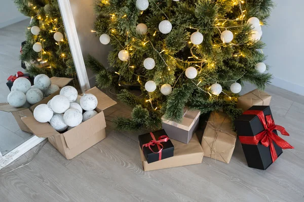 크리스마스 아래의 선물과 홀리데이 컨셉트 — 스톡 사진